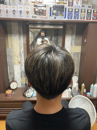 白髪が気になるメンズの方必見︎
全て黒染め白髪染めで染めてしまうのではなく、ハイライトを入れて、根本だけを暗くするという、白髪を活かしたカラーです!