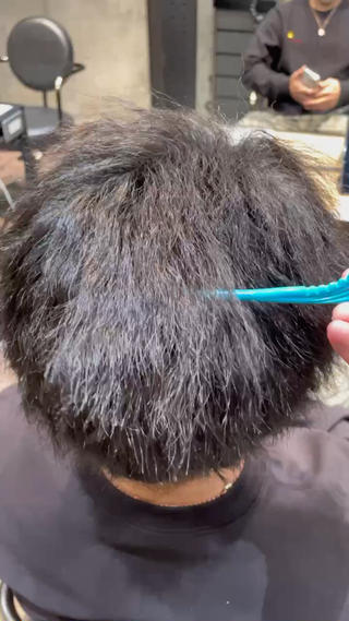 ピンピンになりがちなメンズの縮毛矯正ですが、ここまで自然な感じに仕上げることができます

ボリュームが欲しい方、自然な感じのストレートにしたい方は是非お越しください！！ 