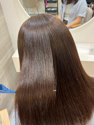 うるさら縮毛矯正
艶々ストレートおまかせください
アイロンで抑えきれないうねりや広がり、跳ねてしまうなどのお悩みに向けたメニューとなっております