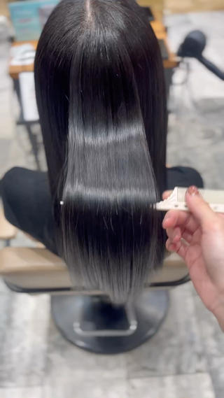 透明感のあるブラックカラー明るい髪色から暗くしたい方はぜひ 