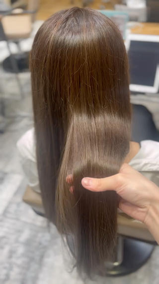 柔らかいオリーブベージュのお色味です。
ブリーチなしで明るく見せたい方におすすめです。 