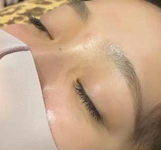 Jカール10㎜のナチュラルデザインです。

全て10㎜ですが、目頭の数本だけ9㎜にして目頭の部分を取れにくいようにしてます。 