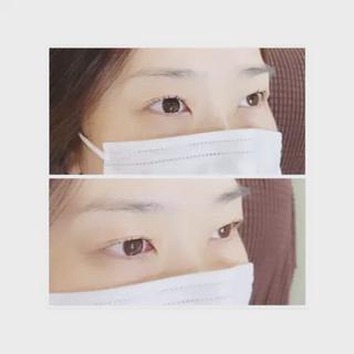 ラッシュリフト。美容液でまつ毛を伸ばし、根元にカールのついたロットにてまぶたに押されにくくまつ毛を上にあげて、目をぱっちりに。