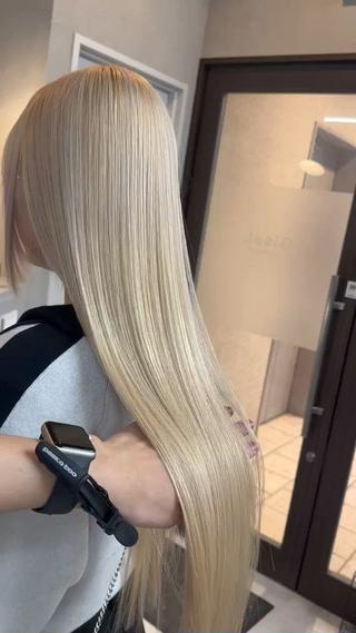 ロング カラー ジゼル小倉谷内尾祐音 ケアブリーチのヘアスタイル