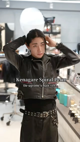 毛流れスパイラルパーマ

自然な毛流れと柔らかい動きが魅力のスパイラルパーマ。
強すぎないカール感で、ナチュラルなのにしっかりキマるスタイルです。

縦落ちのカールでボリュームを出しつつ、まとまりのあるシルエットに。
派手すぎない仕上がりなので、学生さんから社会人の方まで幅広くおすすめ◎

スタイリングはワックスやバームを軽く揉み込むだけ。
無造作にも、センターパートで大人っぽくもアレンジ可能です。

 直毛で動きが出にくい
 パーマ初心者
 清潔感もおしゃれも欲しい

そんな方にぴったりの人気パーマスタイルです。
 