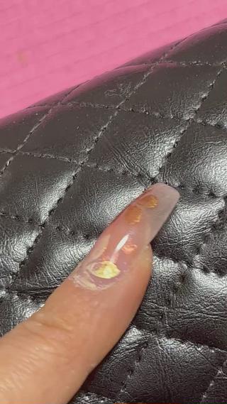 立体的なペイントartのお花
ラメが少し入っているので、キラキラ可愛いお花です。