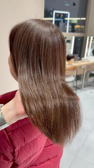 お白髪率が高めの方は、細かい線のハイライトで全体的に明るくしていくと白い根元が馴染みやすくなります

白髪を潰すカラーから白髪を活かすカラーに切り替えたい方は是非お任せ下さい！！ 