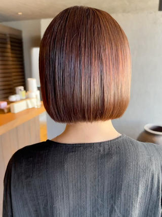 乾かしただけでまとまる内巻きボブに艶のでるピンクベージュ 