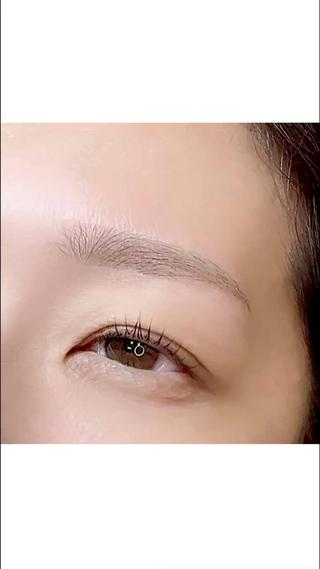 柔らかな眉へ。
骨格•筋肉•フェイスバランス、雰囲気をトータルで見て、ご希望と合わせ、自分に合ったひとりひとり違う眉をおつくりします。
 