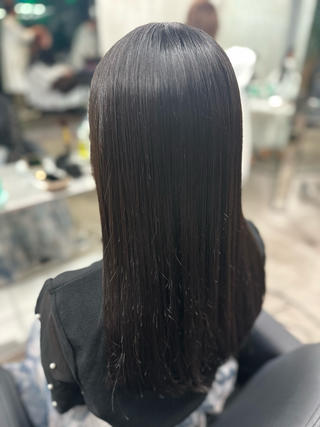 縮毛矯正のデメリットを克服した次世代のシルク縮毛矯正熱によるタンパク質変性を限りなく抑え、カラーへの影響が少なくなっていますそれにより、縮毛矯正の硬い質感がなくなり、柔らかくストレートな髪へと生まれ変わります

ダメージを抑えたい人はケア剤の追加が必須です

根本 半年分
毛先 既矯正部再還元 