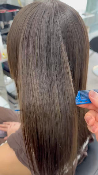 縮毛矯正のデメリットを克服した次世代のシルク縮毛矯正熱によるタンパク質変性を限りなく抑え、カラーへの影響が少なくなっていますそれにより、縮毛矯正の硬い質感がなくなり、柔らかくストレートな髪へと生まれ変わります

ダメージを抑えたい人はケア剤の追加が必須です

全頭 