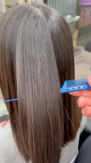 縮毛矯正のデメリットを克服した次世代のシルク縮毛矯正熱によるタンパク質変性を限りなく抑え、カラーへの影響が少なくなっていますそれにより、縮毛矯正の硬い質感がなくなり、柔らかくストレートな髪へと生まれ変わります

ダメージを抑えたい人はケア剤の追加が必須です

根本 半年分
毛先 既矯正部再還元 