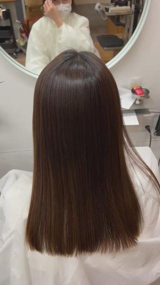 ○酸性ストレートとは？

◦一般的な縮毛矯正はアルカリ域で当てるのですが、酸性ストレートは酸性域で当てる縮毛矯正なのでダメージがとても少なく、ブリーチされている方でも当てることができます！

-メリット-
・ダメージが少なく、ハイダメージ毛の方でも当てることが出来ます
・ストレートしてるか分からないくらいのナチュラルな仕上がり、ピンと真っ直ぐに張った感じがありません
・クセが伸びるので施術前よりサラサラになります

-デメリット-
・特別な薬を使っているため、一般的な縮毛矯正より値段は高めです
・施術時間がかかります(3〜4時間ほど)



今まで体験したことない縮毛矯正になると思います！

ご予約お待ちしております！！ 