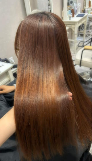 先日初めて縮毛矯正をされたお客様
美髪矯正のビフォアフです
カラーを繰り返され気になっていたパサつきもさらツヤにお仕上げしました
ご自宅では毎日ばーーっと手で乾かすだけでこの仕上がりになります!