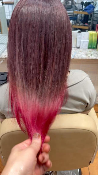 濃いめのピンクグラデーションです。毛先はカラーバターです。