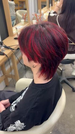 ハイライト部分に赤のカラーを入れておしゃれ度アップさせてみました!
他にも入れたい色などなんでも出来ますので是非ハイライトメニューからご予約お待ちしております