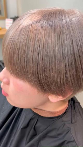 履歴が複雑であったため、2回ブリーチをしましたが、ホワイトよりの綺麗なミルクティーベージュになりました!
どんな髪色でも得意なので、是非一度ご来店下さいませ!