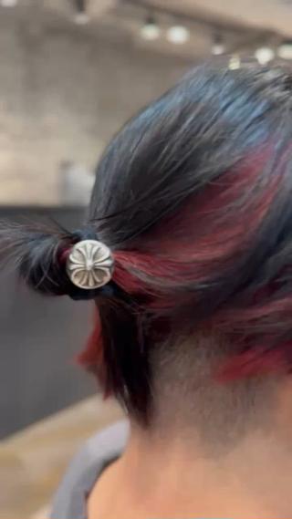 赤色マンバンヘアー（ブリーチ込み）

圧倒的存在感のある赤色マンバンスタイル
ブリーチベースからつくる高発色レッドで、色落ちまで楽しめるカラーに仕上げます。

 ブリーチ1〜2回（履歴によって変動あり）
 発色重視のレッドカラー
 マンバンに合う刈り上げ・毛量調整込み
 セット方法までしっかりお伝えします

※黒染め・縮毛履歴がある場合は事前にご相談ください。
※髪の状態によってはご希望の色味にできない場合もございます。

人と被らないスタイルにしたい方、
個性出したい方ぜひお任せください 