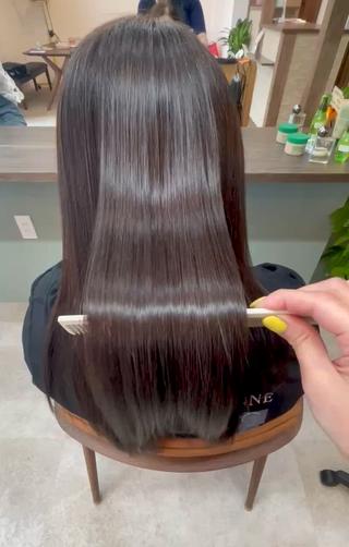 カラーしながら、同時にケア。
ダメージを抑えながら、つるんとまとまる髪に 