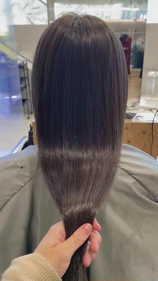 話題の髪質改善トリートメントで繰り返しカラーされた
髪もうる艶髪に！！！ 