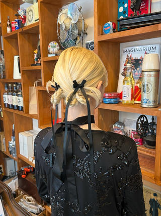 タイト×チャイナ風アレンジ

結婚式に参列する時のアレンジ♡
毛先カチモリにして今っぽく 