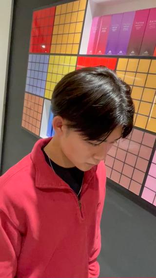 根本の癖は伸ばしつつ
ふんわりとした質感で
毛流れのできる地毛風ストレート 