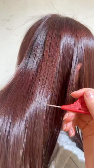 クリスタルカラー+¥2200

こんな方におすすめです◎
︎ダメージで悩んでる方
︎髪のパサつきが気になる方
︎カラーの色落ちが早いと感じる方
︎表面だけ色が落ちてしまう方
︎ブリーチや明るいカラーをする方
︎切れ毛が多いと感じる方

カラーと同時施術で余計な時間もかからず色持ちアップ 