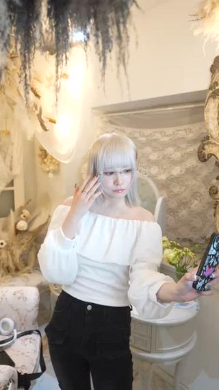 White bleach〜
ムラシャンのみで綺麗なお色をキープできます :)
ブリーチベースが綺麗だと退色も楽しめるのはもちろん、やりたい時にやりたいデザイン、お色が可能になります。
ブリーチ剤、薬剤、トリートメントには
約500種類以上(主要成分)の毛髪に必要な栄養、保湿、架橋成分を一度の施術で入る限界まで導入し
結合促進、皮膜形成する事で内側から毛髪外殻まで補修し美しい質感を保てます♪
原宿、麻布、ベルリンのヘアサロンで経験を積み
海外ブランドモデルを担当したヘアスタイリストがマンツーマンで仕上がりまで責任を持ってあなたの理想、お悩みに寄り添います。
なんでもご相談ください!