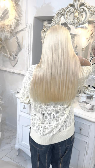 抜きっぱなしBlonde
ブリーチベースが綺麗だと退色も楽しめるのはもちろん、やりたい時にやりたいデザイン、お色がいつでも可能になります。
ブリーチ剤、薬剤、トリートメントには
約500種類以上(主要成分)の毛髪に必要な栄養、保湿、架橋成分を一度の施術で入る限界まで導入し
結合促進、皮膜形成する事で内側から毛髪外殻まで補修し美しい質感を保てます♪
原宿、麻布、ベルリンのヘアサロンで経験を積み
海外ブランドモデルを担当したヘアスタイリストがマンツーマンで仕上がりまで責任を持ってあなたの理想、お悩みに寄り添います。
なんでもご相談ください!