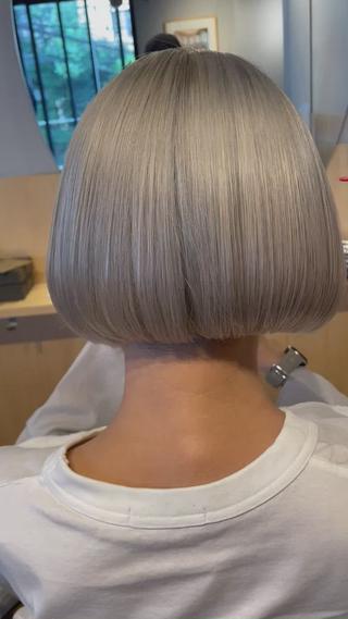 【お勧めメニュー】
☆酸性ストレート髪質改善ストレート☆

酸性ストレートは、酸性の薬剤を使用してダメージを軽減しながら髪をストレートにしていくという、くせ毛に悩む方にとってまさに救世主のような新技術です。
生まれつきそうであるかのような、ナチュラルでなめらかな手触りのストレートヘアに仕上がるとあって、大注目を集めています。低ダメージでかけられるため、繰り返しの施術でも柔らかな髪を維持できる点も魅力です。
アニオン、カチオントリートメントを同時に行い
他にはない柔らかさとツヤを作ります

☆あんしんできるカット技術☆

カットには数多くの経験と実績があるからこそできる、しっかりとした土台があります。

セニング（すきバサミ）を多用せず、ベースをしっかり切ることにより、スタイルが長持ちします。
家を造る時のことを思い浮かべて下さい。
家を造る時、柱や骨組みをしっかり組み、その後、外壁などを作っていきます。
家を長持ちさせるには、骨組みをしっかり組まないと、いくら立派な外壁を作ったとしても、すぐに崩れてしまいます。

カットも同じです

カットの工程には、ざっくり言うとベースカット、質感調整の二つに分かれます。
これはベースカットが骨組み、質感調整が外壁工事のようなものです。
骨組みをしっかり組むことで、お気に入りの家が長持ちするように、ヘアスタイルもベースカットをしっかり切ることで、お気に入りのヘアスタイルが長持ちします。


髪と、ライフスタイルをしっかり見極め一生懸命
似合うスタイルを探します！

#インナーカラー
#ダブルカラー
#メンズカット
#ハイライト
#髪質改善
#ケアブリーチ
#ストレートパーマ
#髪質改善ストレート
#美容室
#恵比寿
#代官山 