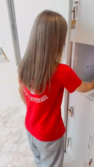 リタッチ後ミルクティーグレージュにしオンカラー後髪質改善トリートメントで艶出し
残留せず髪の毛も綺麗に保てるためオススメです 