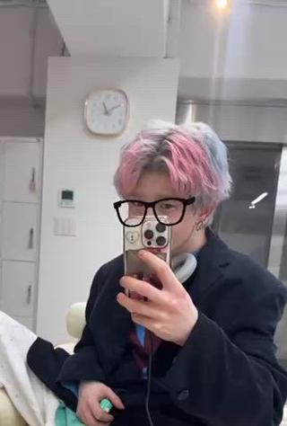 根元をホワイトベースにして、中間毛先を明るめピンクとブルーでデザインにしました！
ハイトーンを続けたいけど現状のカラーに飽きてしまった方にオススメです！
残留せずに落ちるため次回カラー時にはホワイトに戻っているため存分にカラーを楽しめます！ 