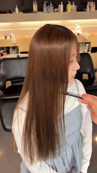 うねり、広がり、パサつきを抑えてくれる「ケアストレート」です

地毛のような自然な仕上がりでショート〜ロングまで幅広く対応可能です

最上級の手触りと柔らかさ、艶感はより自分の魅力を引き出してくれるので、

おろしたり、巻いたりといろんなスタイルを楽しみたい方おすすめです！！ 