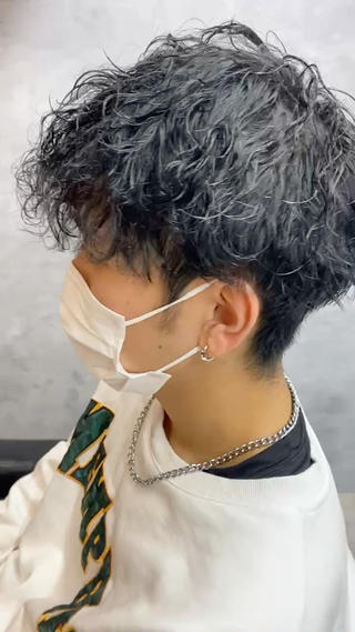 トーンダウンをしてパーマをさらに生かすように！

#メンズ#メンズサロン#メンズ美容師#なんば#ツイスト#スパイラル#ツイストスパイラル#パーマ#カラー# 