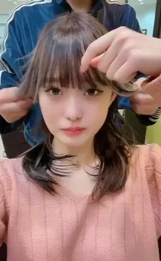 レイヤーカットとデザインブリーチで
品のあるヘアスタイルにしています♪ 