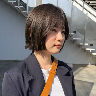 ミディアムヘアからばっさりスタイルチェンジ
バームを揉み込むだけでスタイリングが完成する質感です！

カラーも、暗めのオリーブ系続けていたベースから
少しだけトーンアップして柔らかさをプラス◎ 