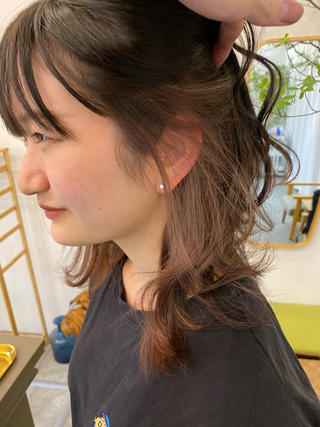 黒染め履歴も2回のブリーチで

ダメージを抑えてくすんだベージュ系に 