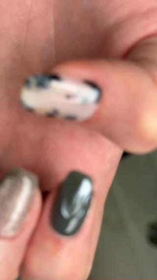 #秋ネイル #べっ甲ネイル #ホワイトべっ甲 #艶ネイル #グリーンネイル #11月ネイル #パウダーネイル #
マグネットネイル 