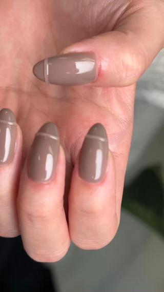 #ブラウンネイル #ちゅるんネイル #艶ネイル #ネイルデザイン #シンプルネイル #秋ネイル #秋ネイルデザイン #オフィスネイル 