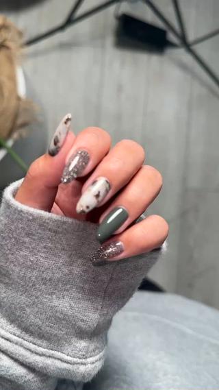 #マグネットネイル #magnetnails #フラッシュネイル #flashnails #グリーンネイル #くすみネイル #くすみカラー #ホワイトべっ甲 #ホワイトべっ甲ネイル #べっ甲ネイル #ブラウンネイル #11月ネイル #ネイルデザイン 