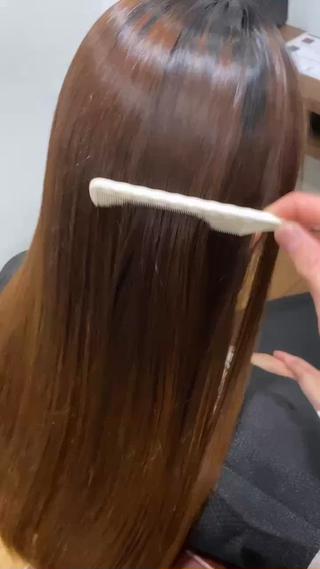 施術を行う際しっかりとスタイリストとカウンセリングを行い
お客様一人一人にあった薬剤を使用し行います。
まずクセの強さや毛髪ダメージを見て理想を叶えていきます。
今回の美髪矯正ストレートでは最近トリートメント界で最も注目を浴びている成分【トステアトリートメント】を使用し施術を行いました。
この度モデルをしていただいた方は中間から毛先にダメージがあり細く引っかかりやすい髪質でした。
その為、ダメージにより中間から毛先のダメージを受けている部分をしっかりとトステアで保護をしながら栄養を与えることにより元の髪のような艶感とハリを取り戻します!