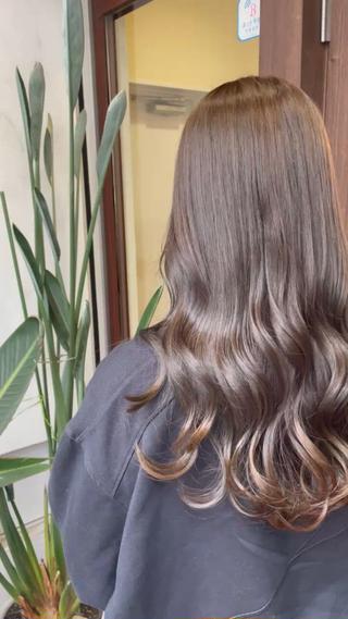 オリーブベージュ