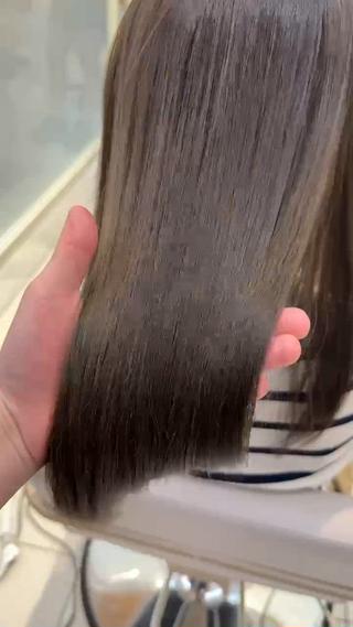 セミロング 𝐑𝐞𝐨/透明感 𝐜𝐨𝐥𝐨𝐫のヘアスタイル