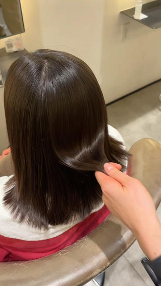 結び癖や、耳後ろのうねりが気になるモデル様
さらに艶を与えまとまり感を出しました 