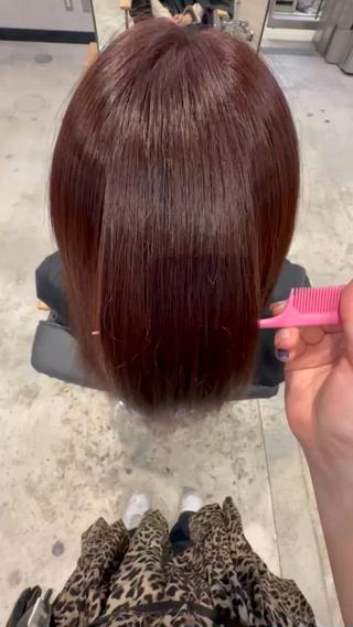 レッドブラウンで大人っぽく根本の地毛と繋がるようにカラーしました 