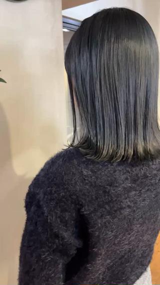 【Before】
ブリーチ1回のミルクティーベージュ
色落ちして明るさが出てきた状態。

【After】
ダークオリーブグレーにチェンジ
ただ暗いだけじゃない、
赤みをしっかり消した透け感ダークカラー。

室内では落ち着いて見えて、
光に当たるとほんのりオリーブ感が出るのがポイント◎

︎ 実習・入学前で暗くしたい
︎ 黒染めはしたくない
︎ 次もブリーチカラーを楽しみたい

そんな卒業生さんなどにおすすめです

ブリーチ履歴を活かして
色落ちまでかわいい暗髪つくります
春のカラーチェンジお任せください 
