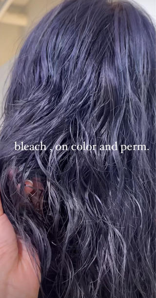 色落ちを綺麗にしたい方には寒色がオススメです
履歴が複雑な方も、ダメージケアをしながら優しいブリーチでの補修、カラーが可能ですྀི 