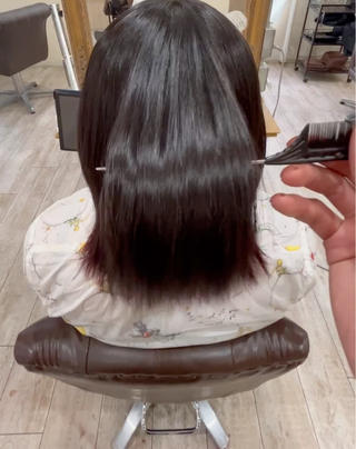 ブリーチ毛とそれ以外の毛で薬剤を分けてかけていきます！
なるべく優しい薬剤を使って時間をかけて浸透させることによって自然な艶感になります️ 