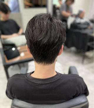 襟足刈り上げないスタイルも人気です 