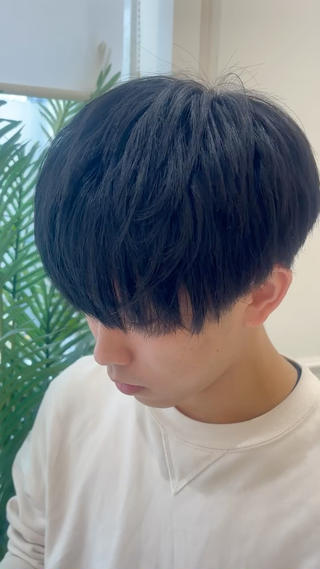 メンズマッシュ
毛先重ためですが、トップに動きがあるのでスタイリングしやすいですᐩᕀ